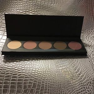 Blend nude eyeshadow